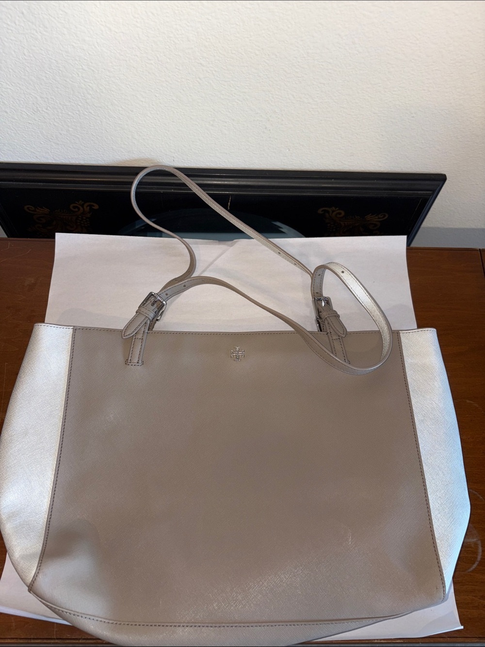 Tory Burch 'York' Buckle Tote Bag made of Saffiano leather Color: Gray & Silver